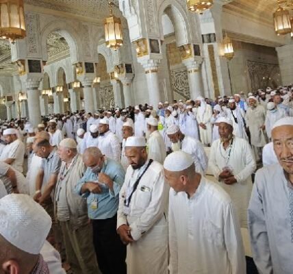 Keluhan Haji Mencuat: Macetnya Keberangkatan, Gagalnya Perusahaan, dan Masalah Nasi Keras