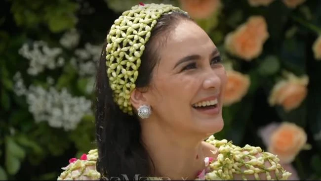 Tangis Sungkeman Luna Maya ke Ibunda: Saya Meminta Izin dan Berkat Menikah dengan Maxime
