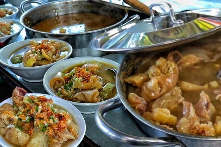 Rasakan Kelezatan Lontong Kikil Surabaya: 7 Tempat Istimewa dengan Rasa Gurih dan Kuah yang Menggoda