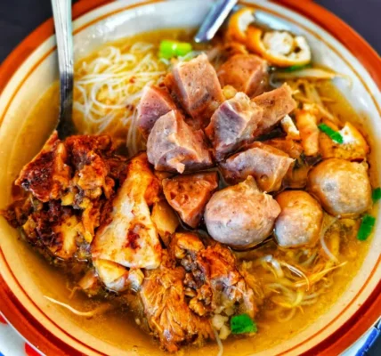 Surga Aromanya: 10 Tempat Makan Terbaik di Pangkalpinang bagi Penggemar Bakso dan Soto Berkuah
