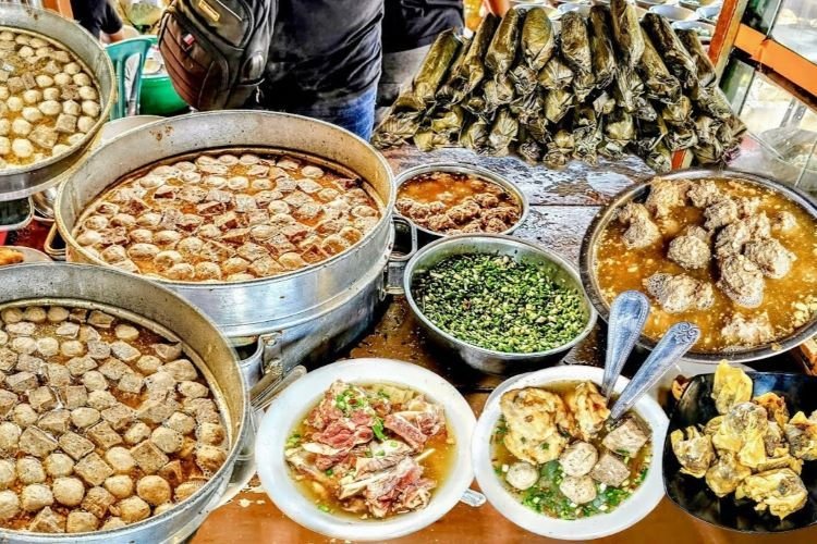 Ingin Menikmati Bakso Lezat dan Gurih di Surabaya? Kunjungi 8 Tempat Kuliner Terbaik Ini yang Tak Akan Disangka Rasisnya!